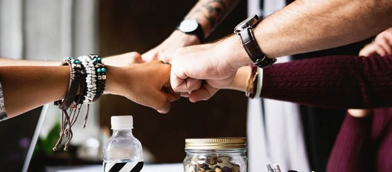 How to Make Friends While Traveling Solo: A Guide to Building Connections on the Road